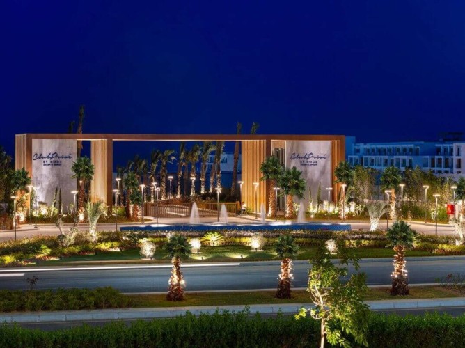 Club Prive by Rixos Sharm El Sheikh - Vedere de seară a grădinilor, fântânilor și aleilor de la intrare.