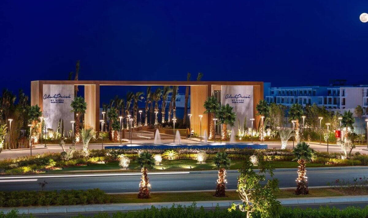 Club Prive by Rixos Sharm El Sheikh - Vedere de seară a grădinilor, fântânilor și aleilor de la intrare.