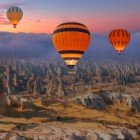 Zbor spectaculos cu balon cu aer cald deasupra Castelului Uchisar și a Coșurilor de Fum Feerice din Cappadocia, Turcia