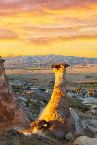 Formatiuni spectaculoase de roci in forma de ciuperca in Valea Avcilar, situata in centrul Peninsulei Anatoliene, Turcia, la granita dintre Asia Mica si Mesopotamia