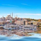 Vedere a tipicelor bărci folosite pentru excursii în Portul Cornului de Aur din Istanbul, pe frumosul Canal al Bosforului care desparte Turcia europeană de cea asiatică