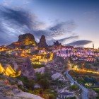 Priveliște superbă la amurg a vechiului oraș Uçhisar cu castelul său stâncos din Cappadocia, Turcia