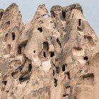 Detalii ale formațiunilor stâncoase din Güvercinlik, cunoscută și sub numele de Valea Porumbeilor din Cappadocia, Turcia