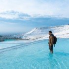 Vedere spectaculoasă a Pamukkale din una dintre numeroasele piscine termale de travertin alb