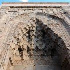 Portal de intrare din piatră al Caravanseraiului Sultanhani, cu motive geometrice și inscripții în stil selgiucid, de-a lungul Drumului Mătăsii în Anatolia Centrală