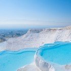 Vedere panoramică a Pamukkale din piscinele termale de travertin alb